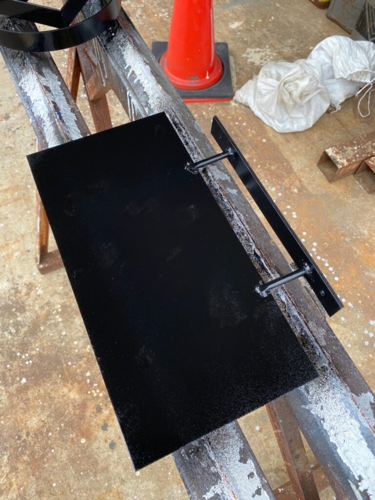 アイアン駐車場看板-塗装中