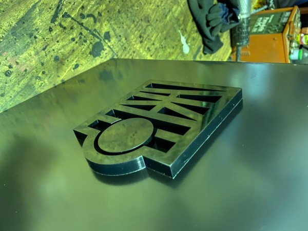 アイアンスタンド看板-ロゴマーク設置