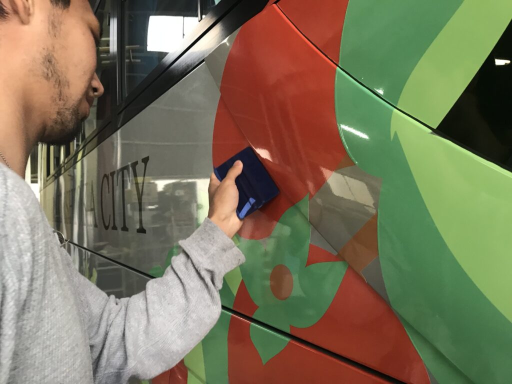 福祉バスラッピング施工中