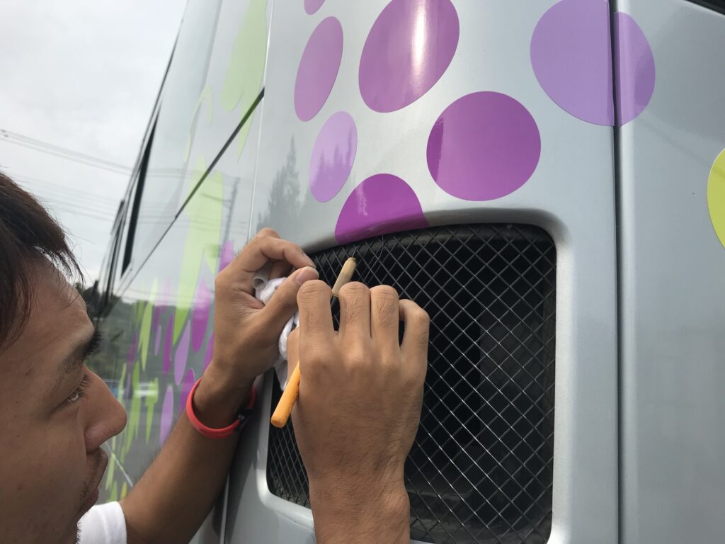 福祉バスラッピング施工中