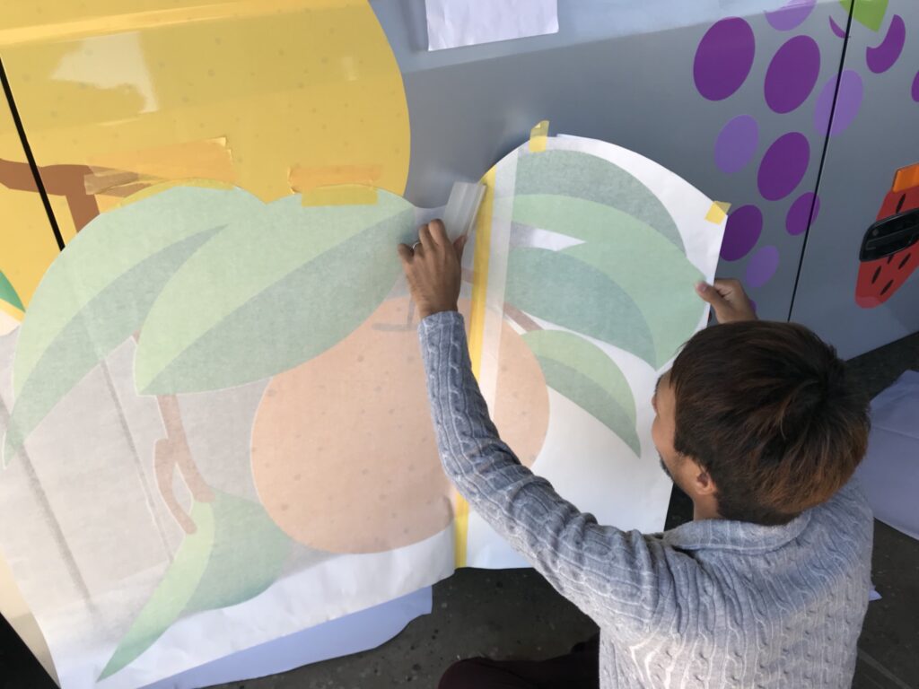 福祉バスラッピング施工中